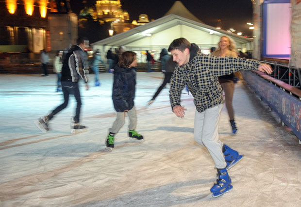 За школарце током распуста: Бесплатно клизање и пливање